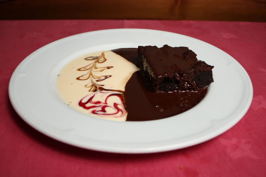 Biscuits de chocolate con crema de natilla y chocolate caliente