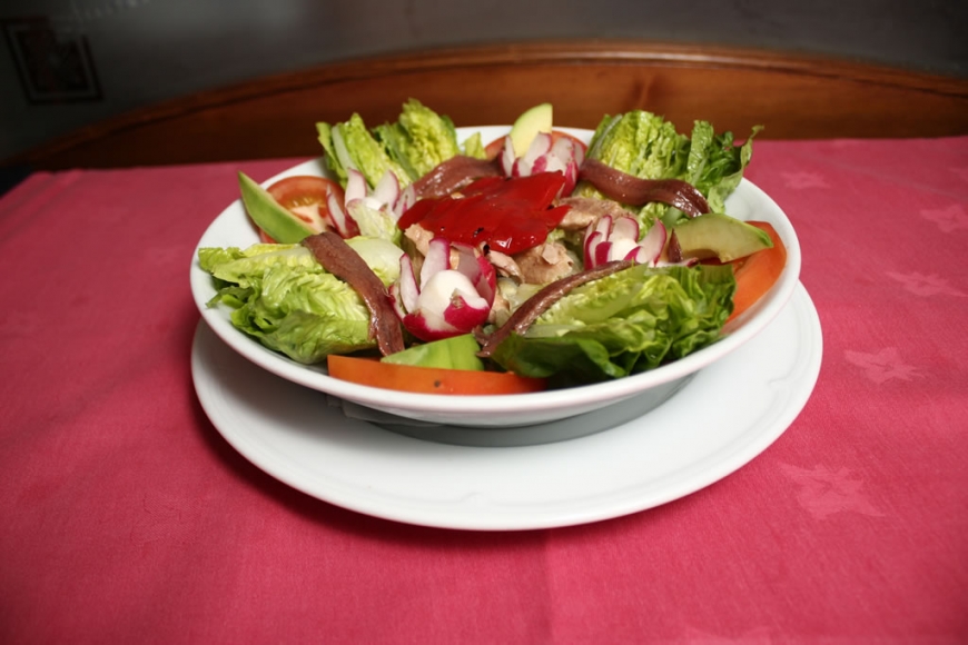 Ensalada de tomate, aguacate y cebolla