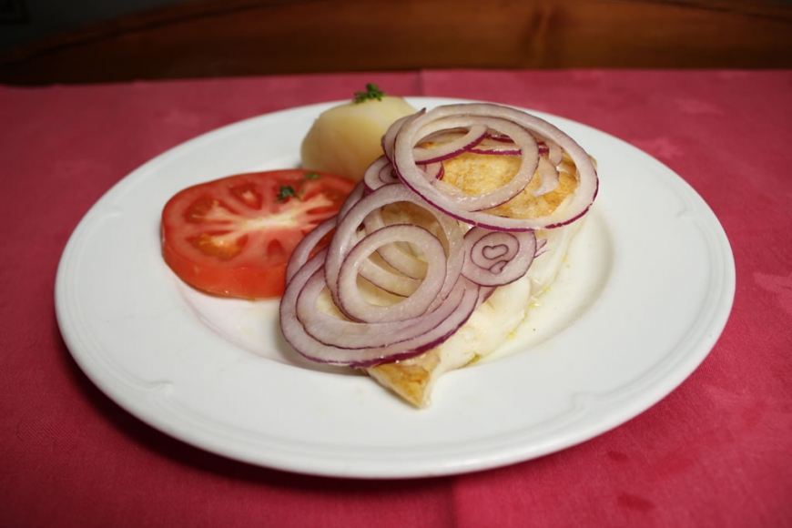 Lomo de bacalao a la brasa con cebolla pochada