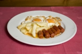 Huevos estrellados con chistorra y papas fritas